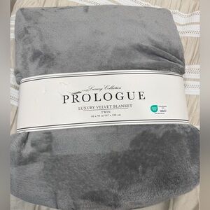 Prologue Luxury Collection Velvet Blanket NWT